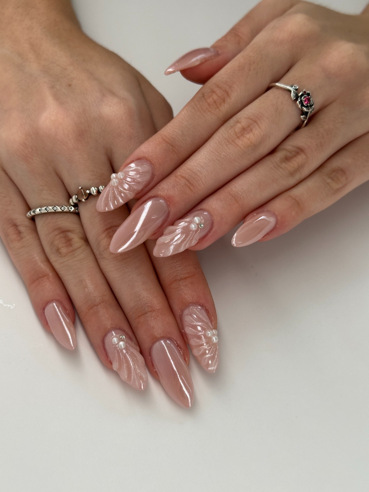 Modellierte Nägel in Nude mit feinen Perlen-Details