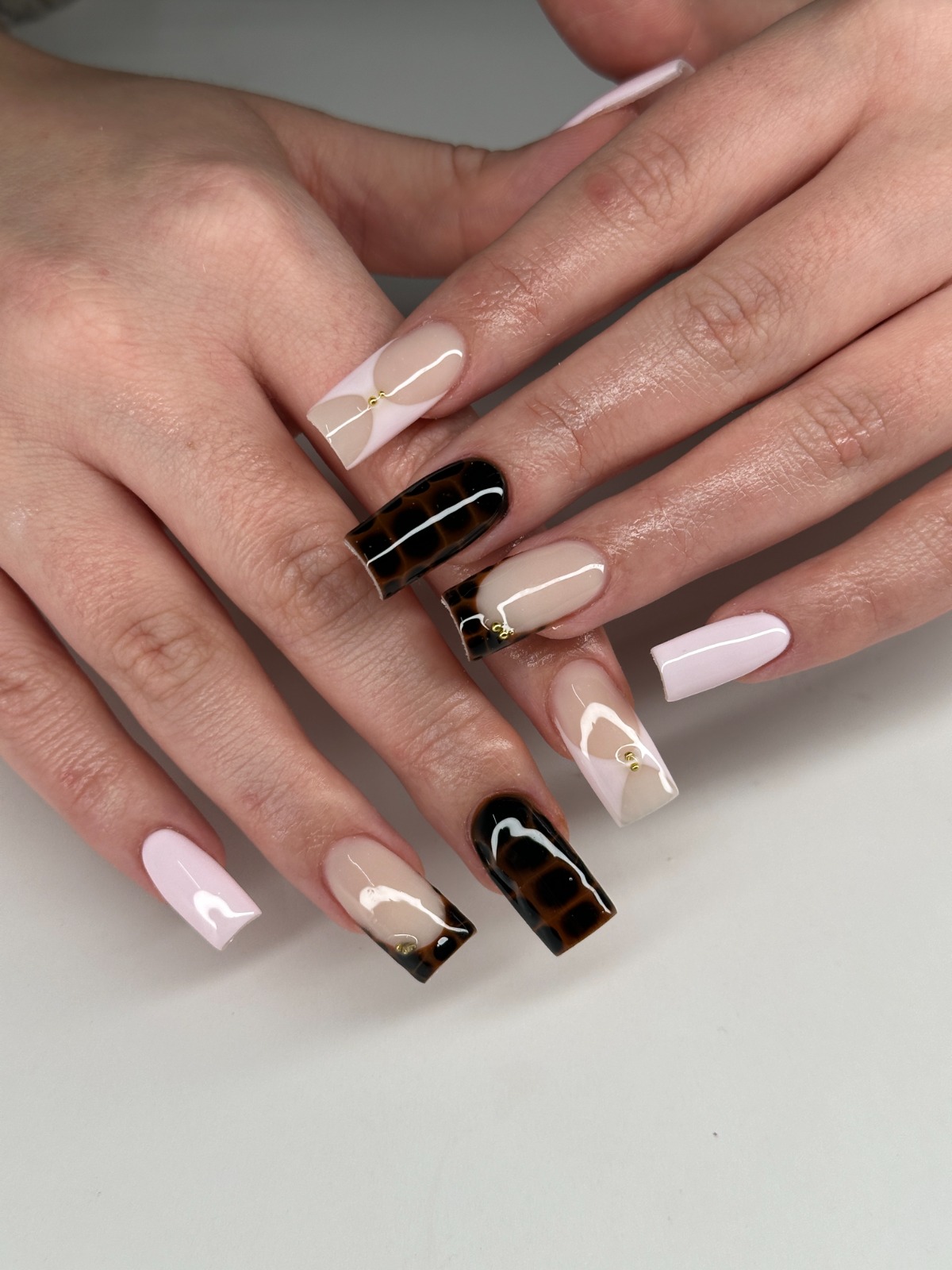 Zartrosa Nägel mit Schildpatt-Akzentnagel