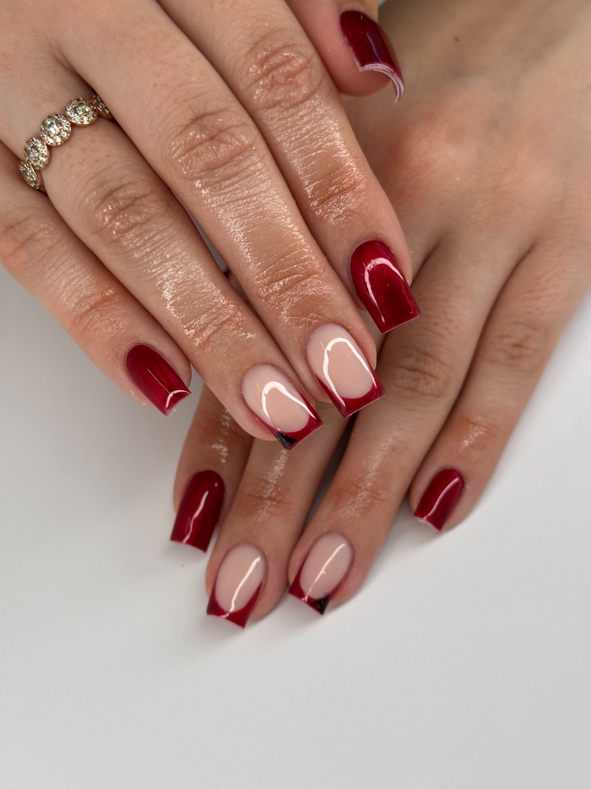Glänzende bordeauxrote French-Maniküre von Glamavie