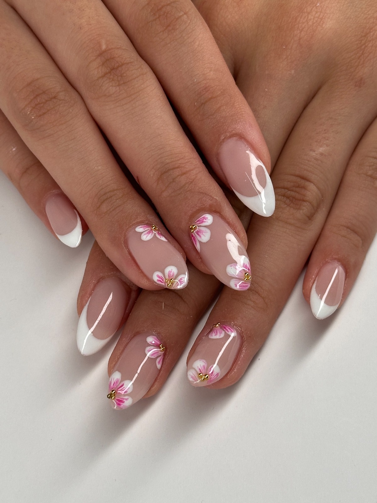 Handgemalte Kirschblüten-Nailart in zarten Rosatönen